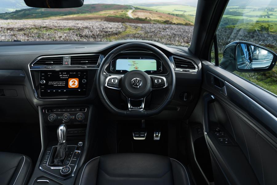 Торпедо Volkswagen Tiguan Allspace R-Line 2018 года  (UK) (фото 9 из 40)